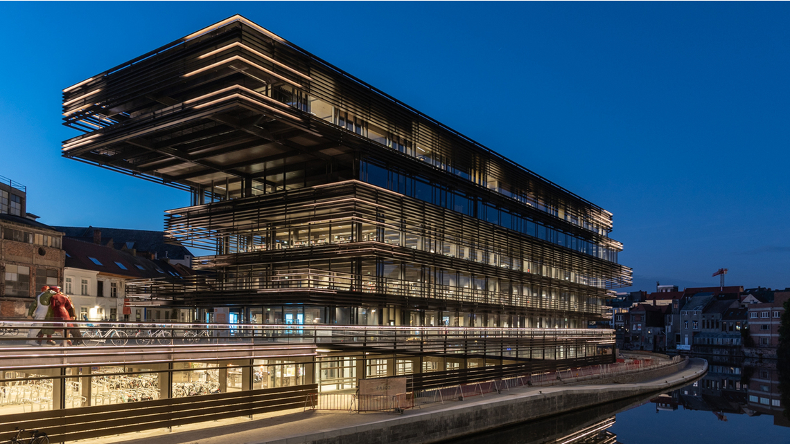 De Krook incarne les jeux de lignes horizontaux  De Krook incarne les jeux de lignes horizontaux