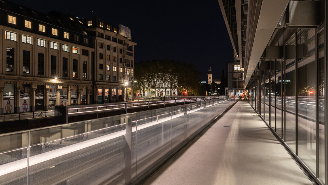 De Krook incarne les jeux de lignes horizontaux  De Krook incarne les jeux de lignes horizontaux