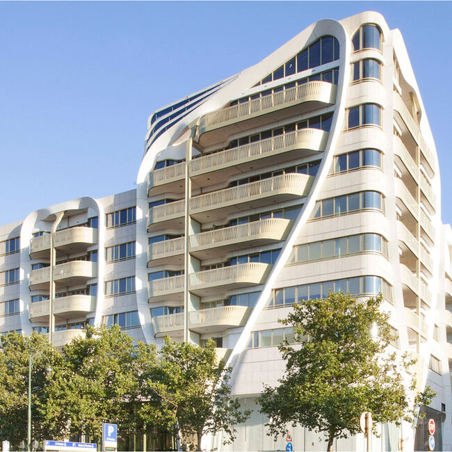 Toison d'Or on segu moodsast ja traditsioonilisest arhitektuurist.