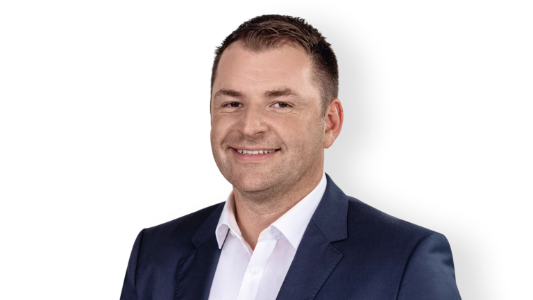 BIL_MA_Barth--Thomas_mit Jackett_16z9_FHD_2021.jpg