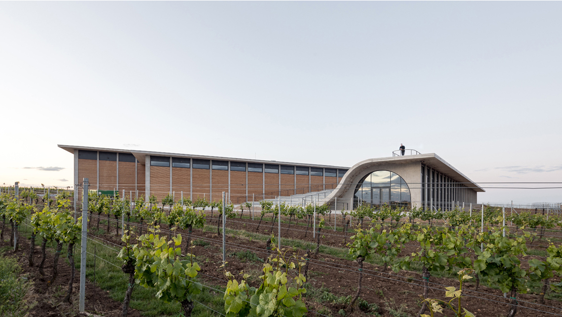 Budova mezi vinohrady Budova mezi vinohrady