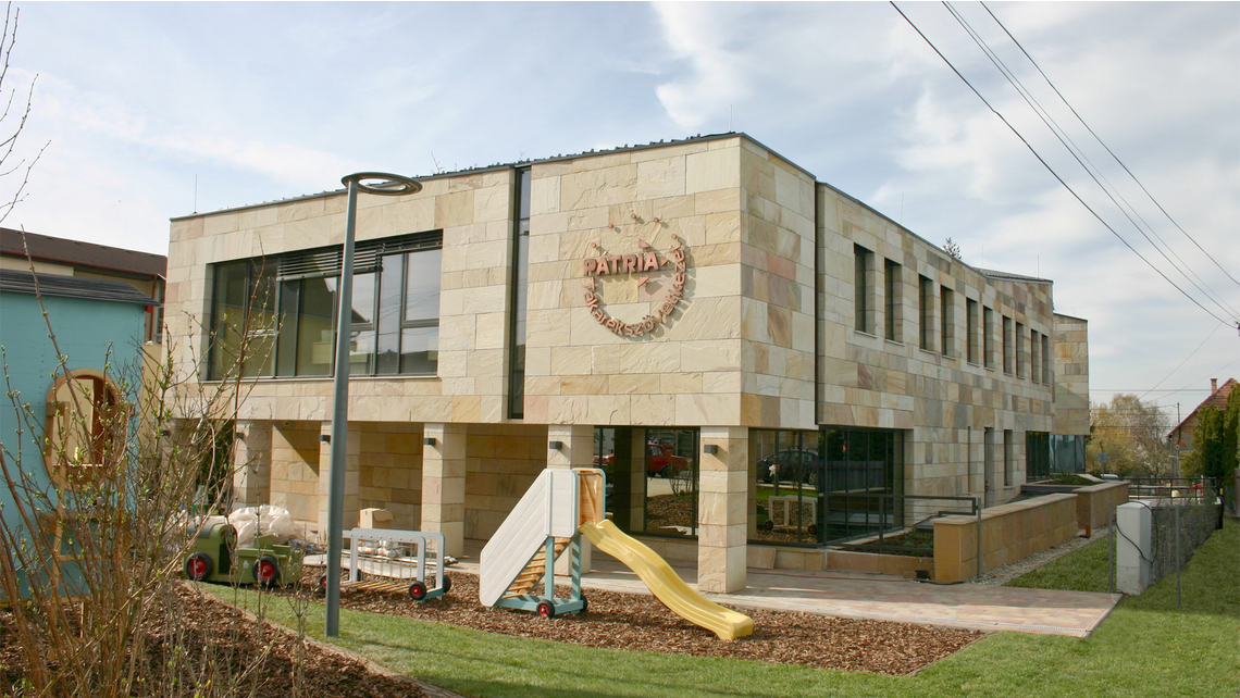 BIL_REF_HU-Gyömrő-PÁTRIA Takarékszövetkezet Székháza-Bild1_16z9_FHD.jpg BIL_REF_HU-Gyömrő-PÁTRIA Takarékszövetkezet Székháza-Bild1_16z9_FHD.jpg