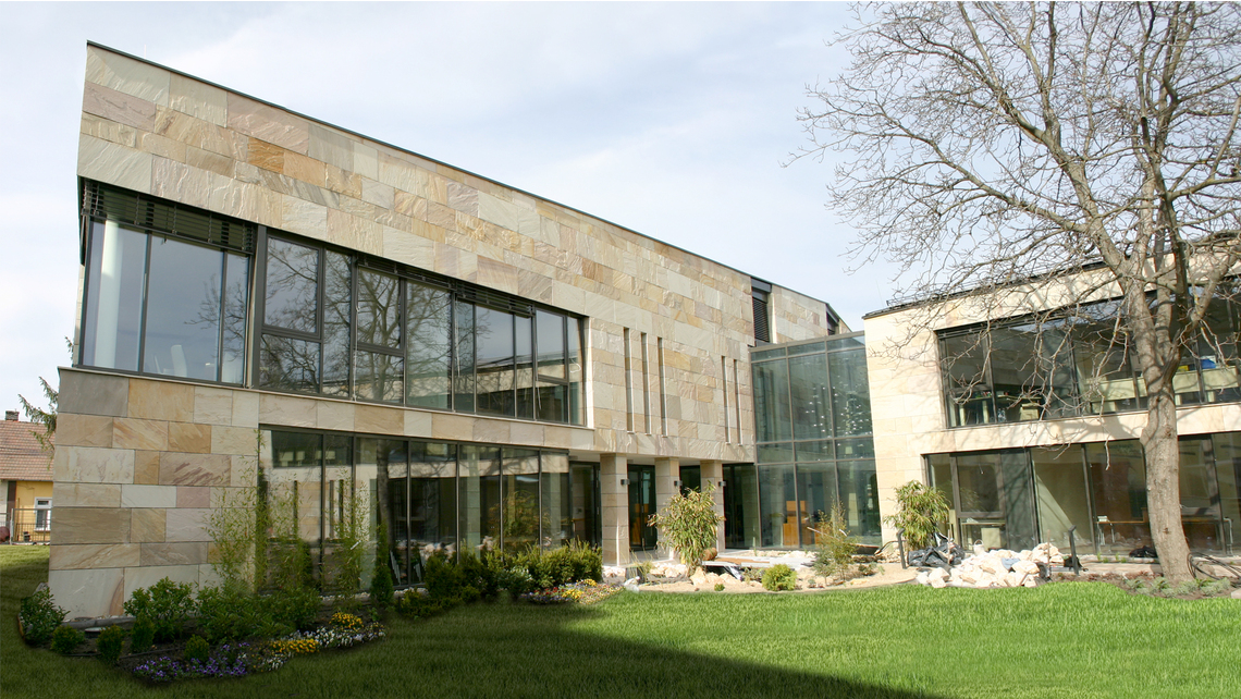 BIL_REF_HU-Gyömrő-PÁTRIA Takarékszövetkezet Székháza-Bild2_16z9_FHD.jpg BIL_REF_HU-Gyömrő-PÁTRIA Takarékszövetkezet Székháza-Bild2_16z9_FHD.jpg