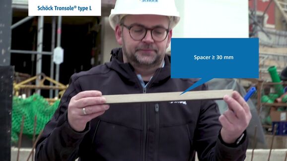 Acoustic bridge-free installation on precast winding staircases