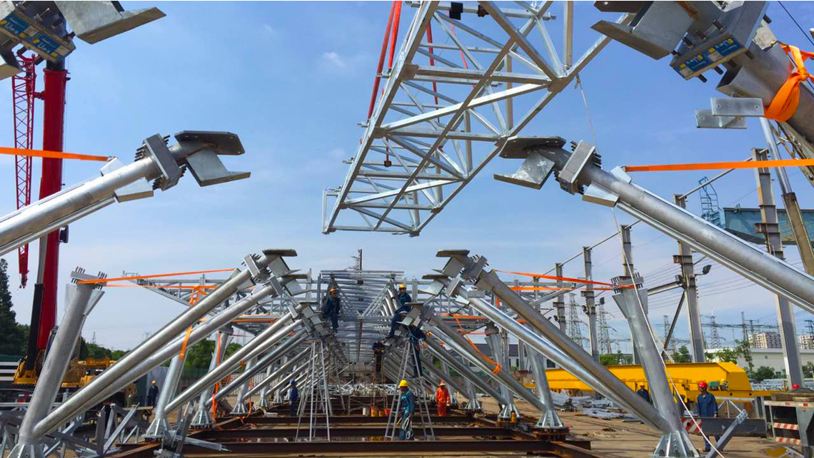 Positioning floor truss over steel column support Positioning floor truss at Comandante Ferraz Station