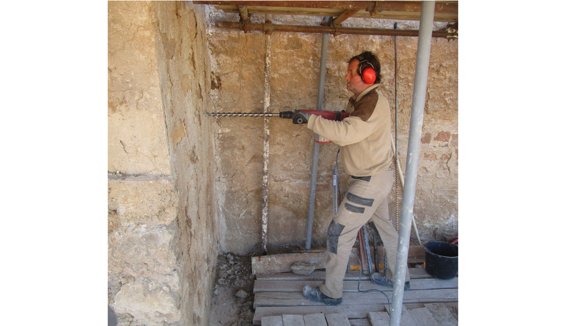 Herstellen der 2,4 Meter langen Bohrlöcher zum Einbringen der Glasfaserbewehrung. Herstellen der 2,4 Meter langen Bohrlöcher zum Einbringen der Glasfaserbewehrung.