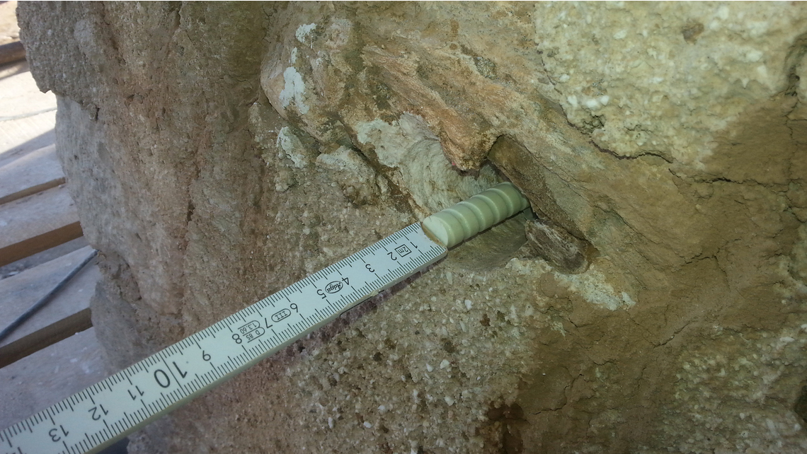 Einbau der Glasfaserstäbe mit einem Durchmesser von 12 Millimeter. Einbau der Glasfaserstäbe mit einem Durchmesser von 12 Millimeter.