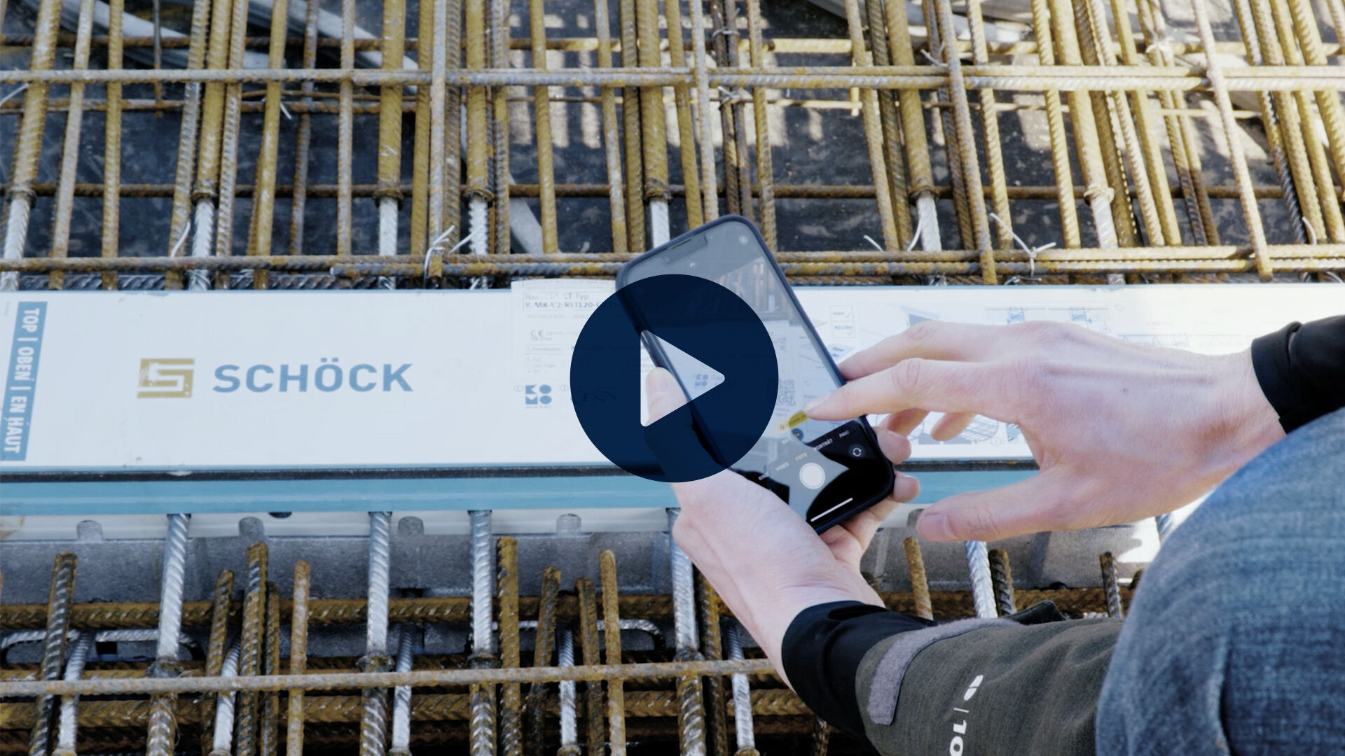 240291_Vbea_Einbaumeister_Verarbeiterwelle_Keyvisual-2_QR-Code_DE_mit playbutton.jpg