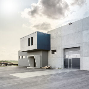 Uue elemenditehase naturaalse välimusega kvaliteetne betoonfassaadi loomiseks kasutatud Schöck Isolinki.