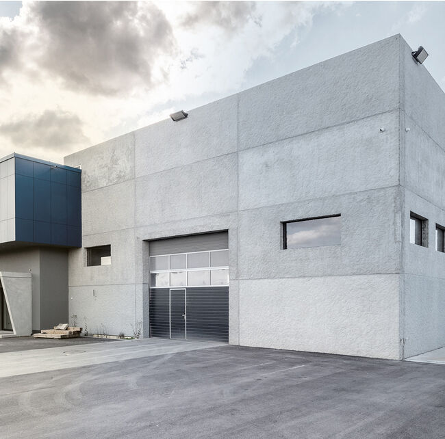 Uue elemenditehase naturaalse välimusega kvaliteetne betoonfassaadi loomiseks kasutatud Schöck Isolinki.