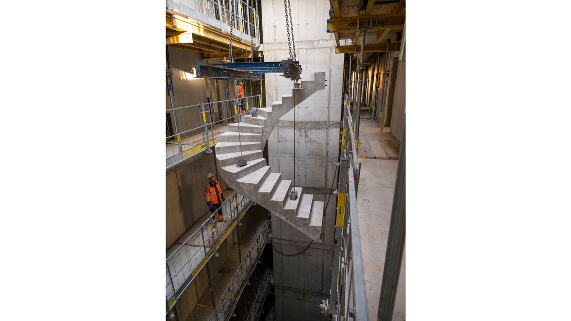 Die halbgewendelten Treppenläufe des Projekts „immergrün“ wurden als Fertigteile hergestellt. 