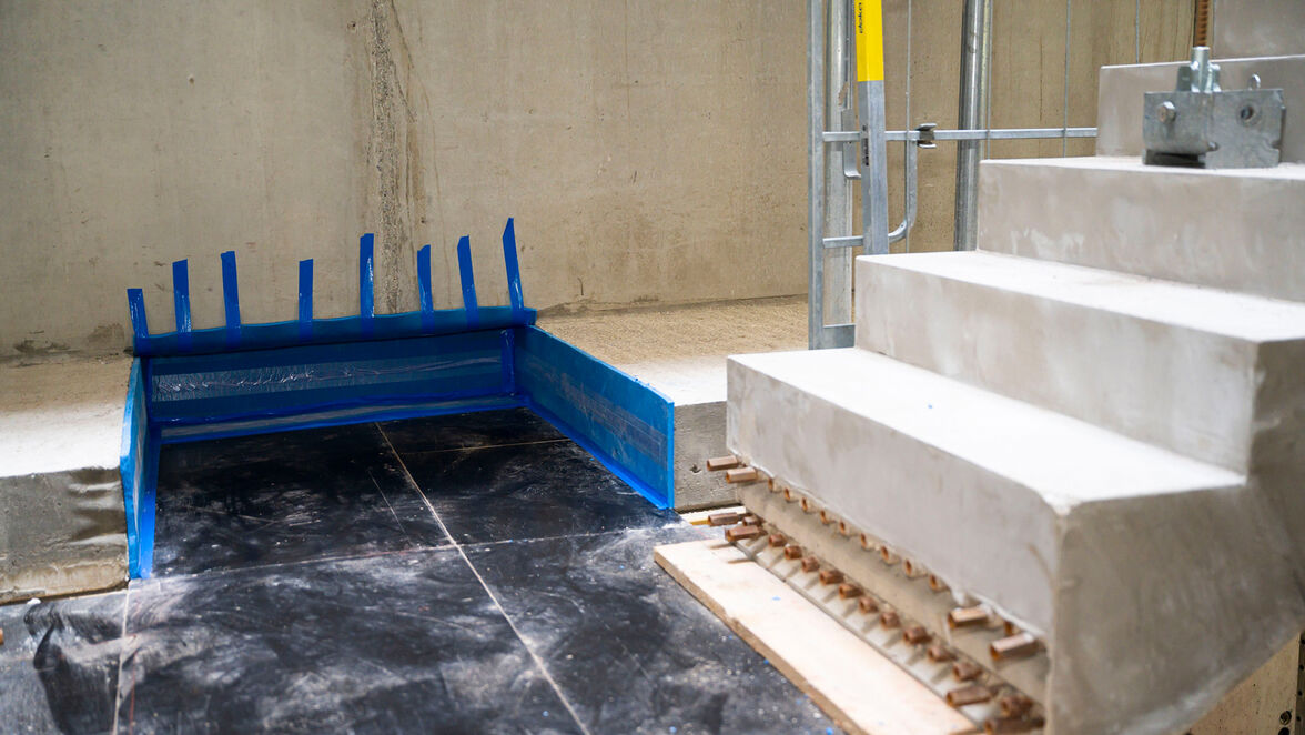 Die Tronsole wird vor der Montage der Treppen direkt auf der Baustelle eingebaut.