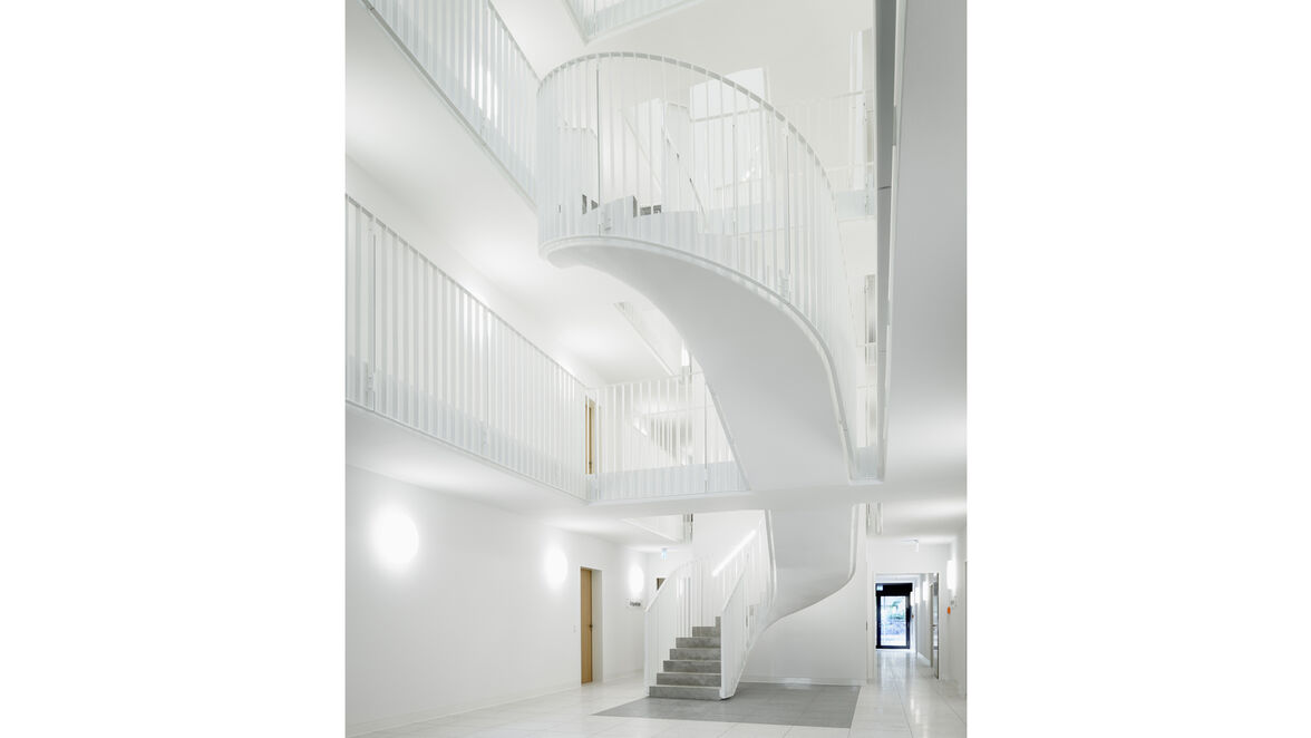 Eine repräsentative Treppenskulptur im Atrium der Häuser unterstreicht dabei die Hochwertigkeit der Gebäude, die von der zanderrotharchitekten gmbh aus Berlin entworfen wurden.