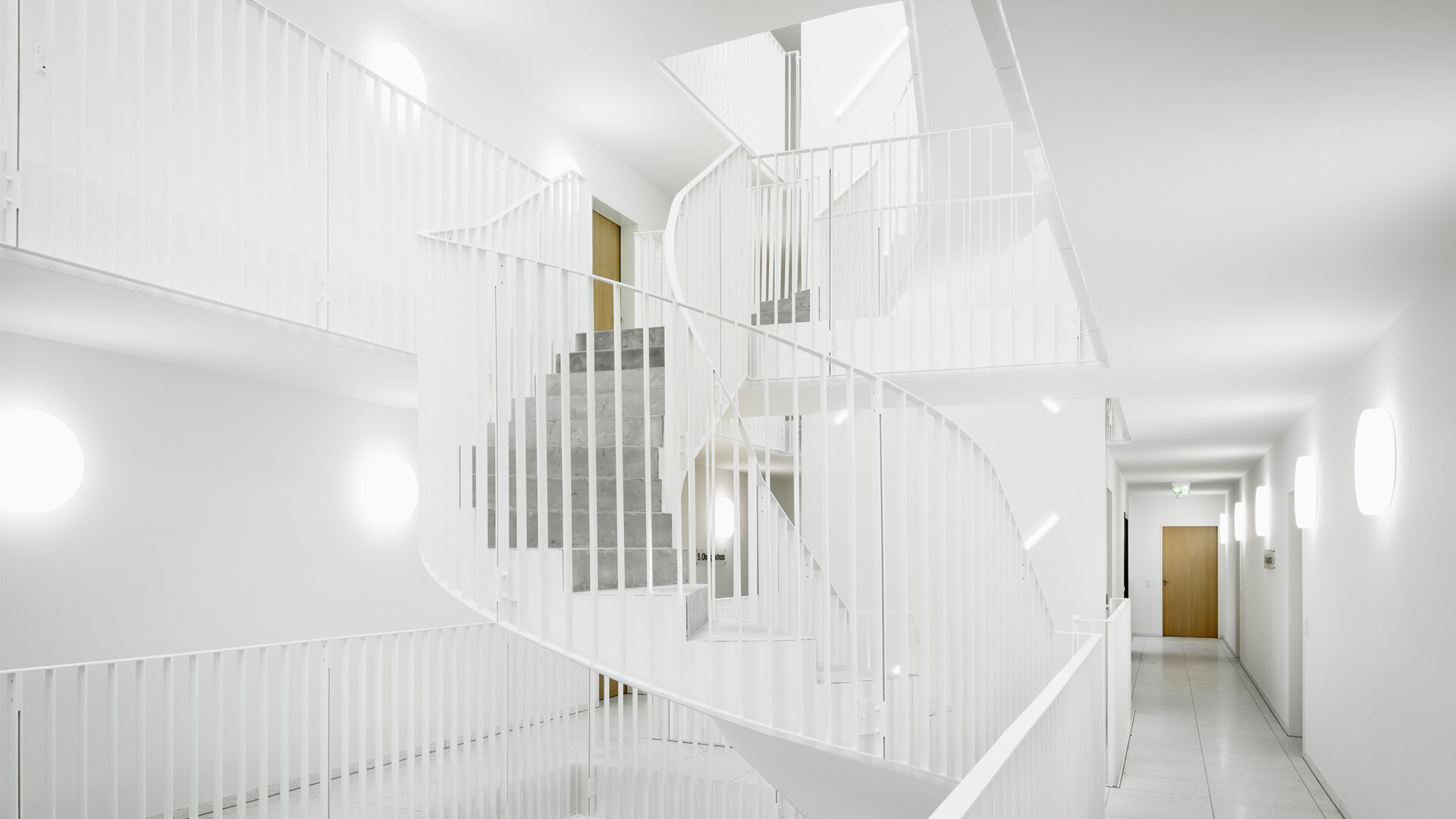 Die Stahlbetontreppe ist über jeweils einen Steg in den Geschossen erreichbar.