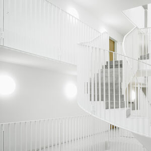 Terasbetoonist trepile pääseb igalt korruselt platvormi kaudu.