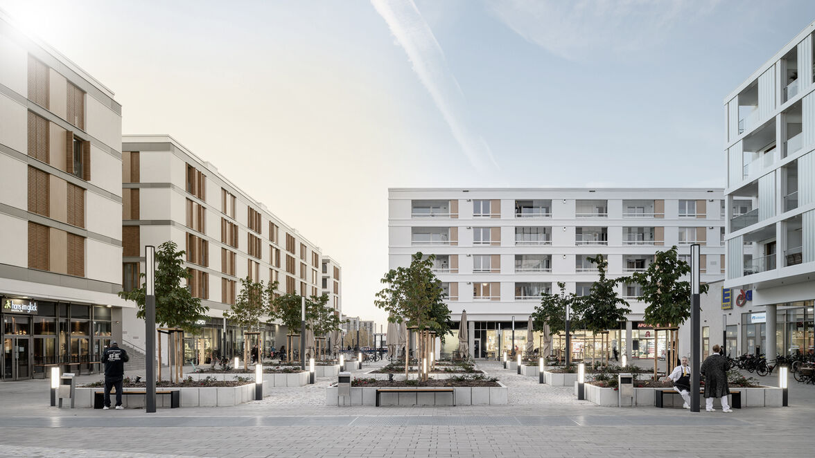 Mit den „Westarkaden“ hat die Bahnstadt Heidelberg, die größte Passivhaussiedlung der Welt, ein neues Entree erhalten.