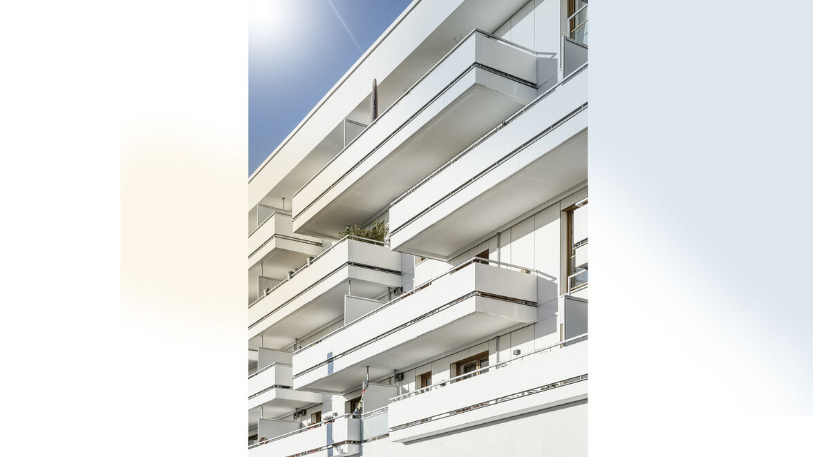 Markantes Merkmal der Gebäude in den Westarkaden: geometrisch unterschiedlich gestaltete Balkone, von denen einige eine Länge von bis zu 21 Meter aufweisen.