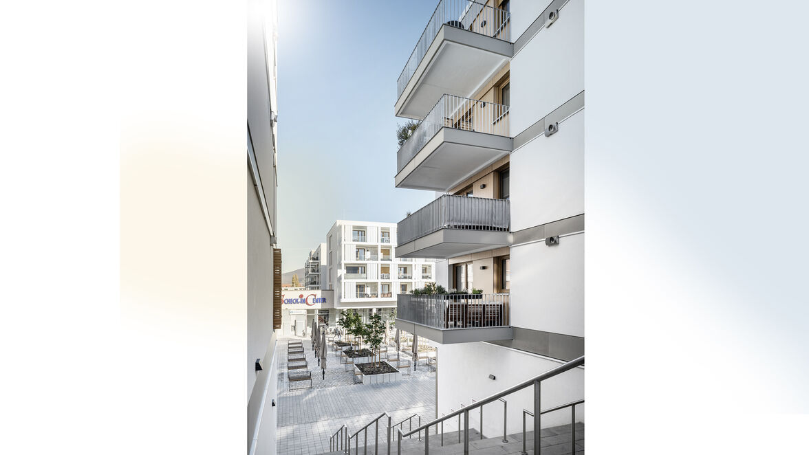 Für die thermische Trennung der Balkone und Loggien sorgt  der Schöck Isokorb CXT mit dem Glasfaserverbundwerkstoff Combar.