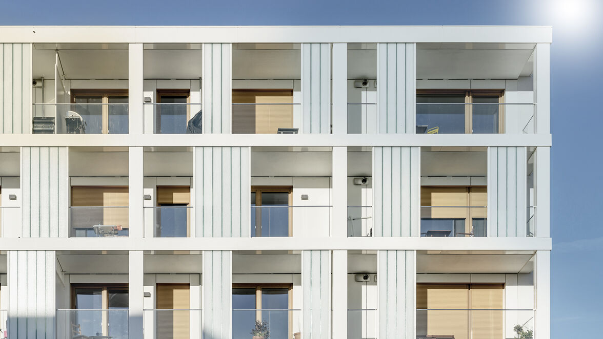 Das Bespielen der Gebäude mit verschiedenen Fassadenelementen und unterschiedlich gestalteten Balkonen und Loggien verleiht dem Ensemble eine lebhafte Divergenz.