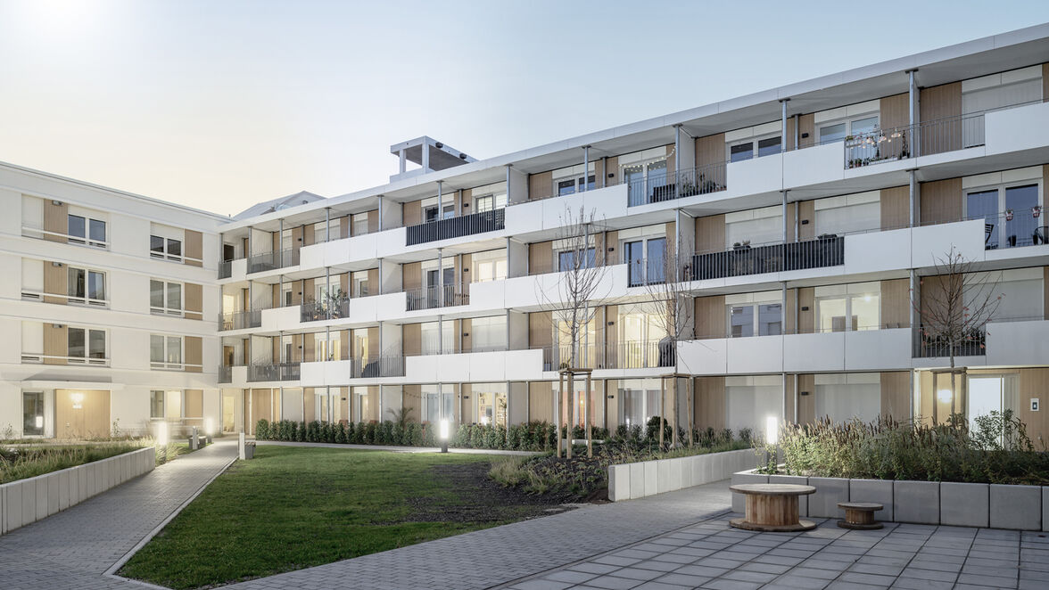 Wohnen, Gewerbe, Arbeit: Über die Ausbildung der Fassaden, der Balkone und Loggien gelang es den Architekten, jeder Nutzung gerecht zu werden und zugleich die energetisch hohen Anforderungen der Passivbauweise zu erfüllen.