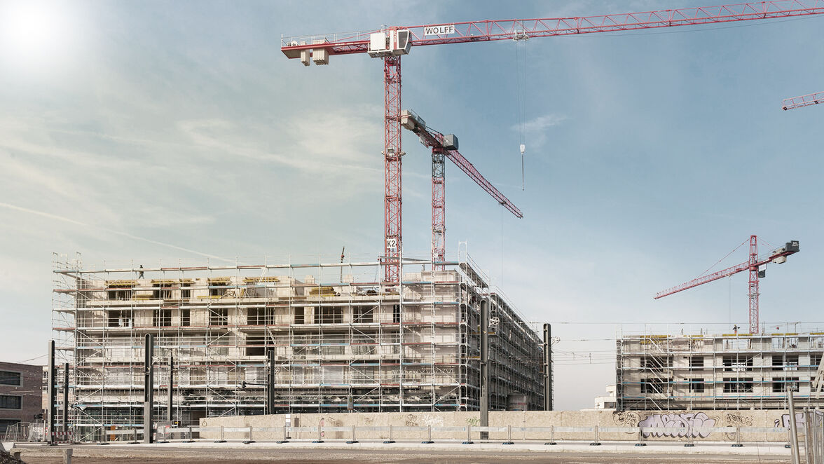 Die unterschiedlichen Konstellationen und Umsetzungen mit Wohnen, Gewerbe und Büros sowie die Tiefgarage unter dem Ensemble und die Treppenhäuser erforderten eine sehr detaillierte Planung aller möglichen Wärmebrücken.