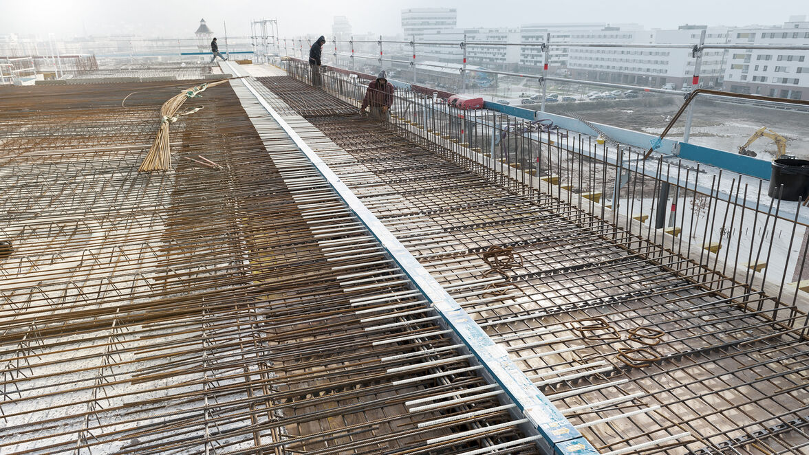 Auf der Baustelle wurden die Fertigteile inklusive Isokorb mit der Decke vergossen.