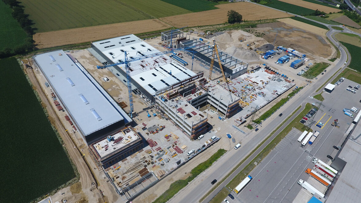 Rund 100.000 Quadratmeter umfasste der Bauplatz, was ungefähr der Fläche von 14 Fußballfeldern entspricht; die verbaute Fläche beträgt circa 40.000 Quadratmeter betragen.