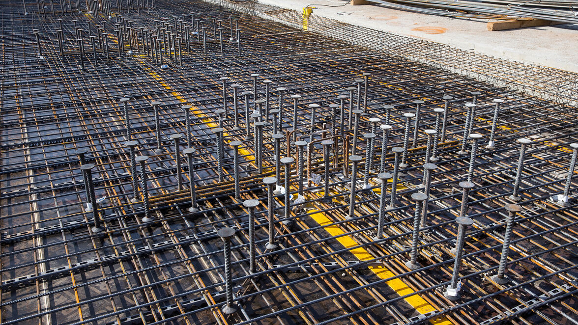 Die Schöck Bole als Durchstanzbewehrung verhindert das kritische Problem des Durchstanzens der Säulen im Bereich der Betondecken.