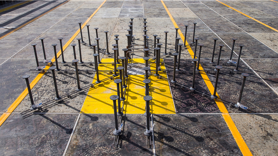 Die Schöck Bole besteht aus Doppelkopfbolzen bzw. -ankern, die über Distanzstäbe in der richtigen Position gehalten werden. Die Schöck Bole besteht aus Doppelkopfbolzen bzw. -ankern, die über Distanzstäbe in der richtigen Position gehalten werden.