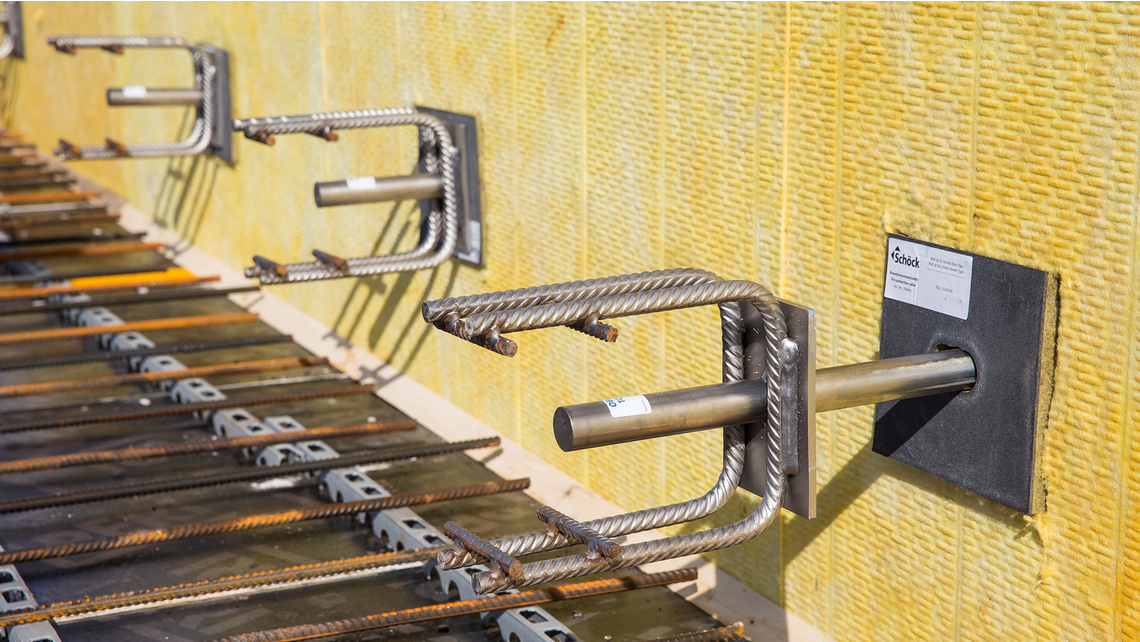 Durch den Einsatz von Schöck Querkraftdornen im Bereich der Tiefgarage entfallen komplizierte Detaillösungen wie Stützkonsolen oder Gleitlager. Durch den Einsatz von Schöck Querkraftdornen im Bereich der Tiefgarage entfallen komplizierte Detaillösungen wie Stützkonsolen oder Gleitlager.