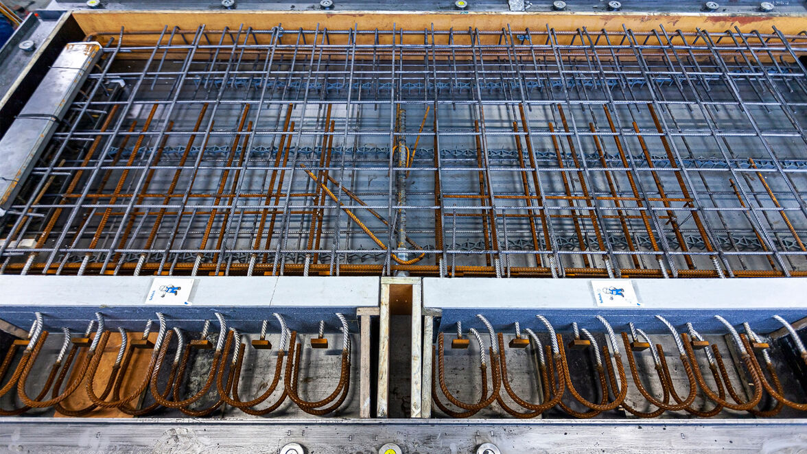 Die Beton-Fertigteile mit dem integrierten Isokorb stellte Mischek Systembau, eine Tochter des Generalunternehmers STRABAG, in verschiedenen Formaten und Dimensionen her.