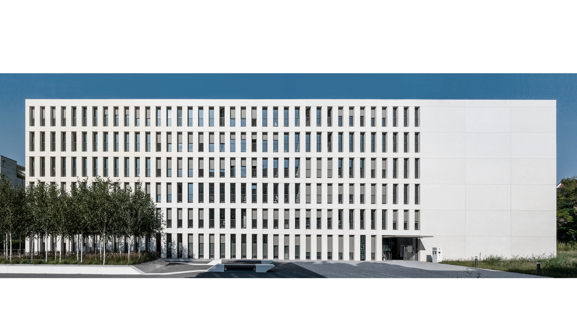 Kvaliteetne ja identse välimusega viimistlemata betoon on Karlsruhe maksuameti uue hoone iseloomulik tunnus. Kvaliteetne ja identse välimusega viimistlemata betoon on Karlsruhe maksuameti uue hoone iseloomulik tunnus.