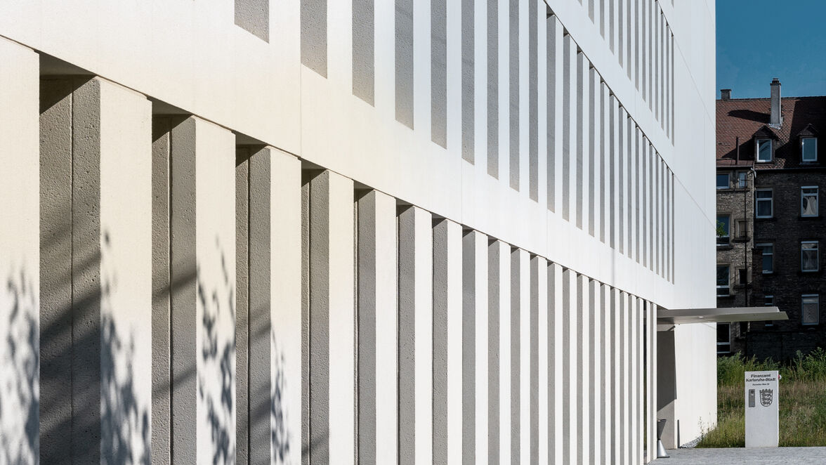 Every façade component was sandblasted at the precast plant.