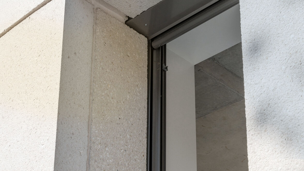 The appearance is quite striking: The façade grid features narrow windows and deep reveals.