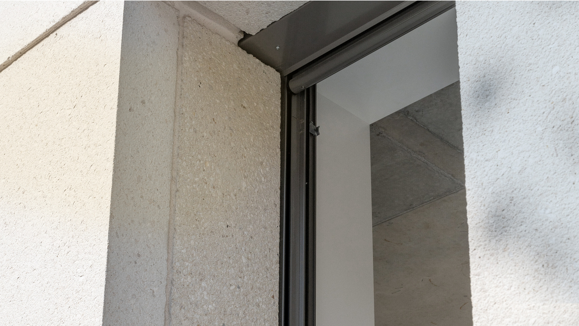 Paistab silma: kitsaste akende ja sügavate palenditega fassaadiraster. Paistab silma: kitsaste akende ja sügavate palenditega fassaadiraster.