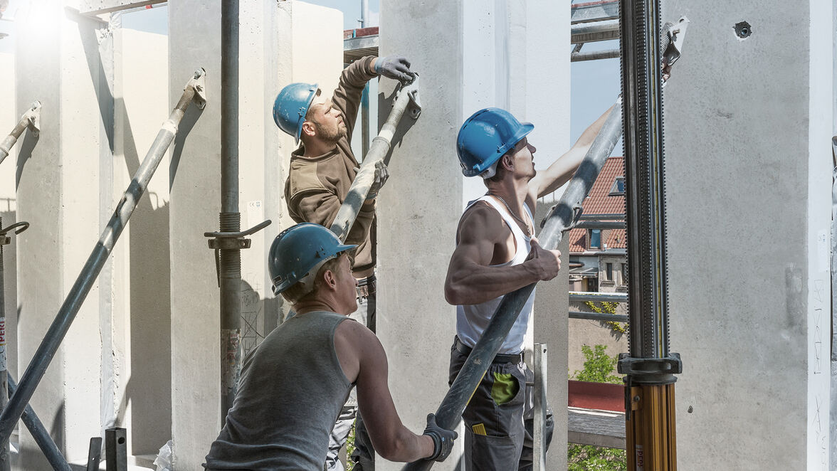 The façade is made up of more than 350 precast concrete components, with variously designed individual elements with two to four shafts.