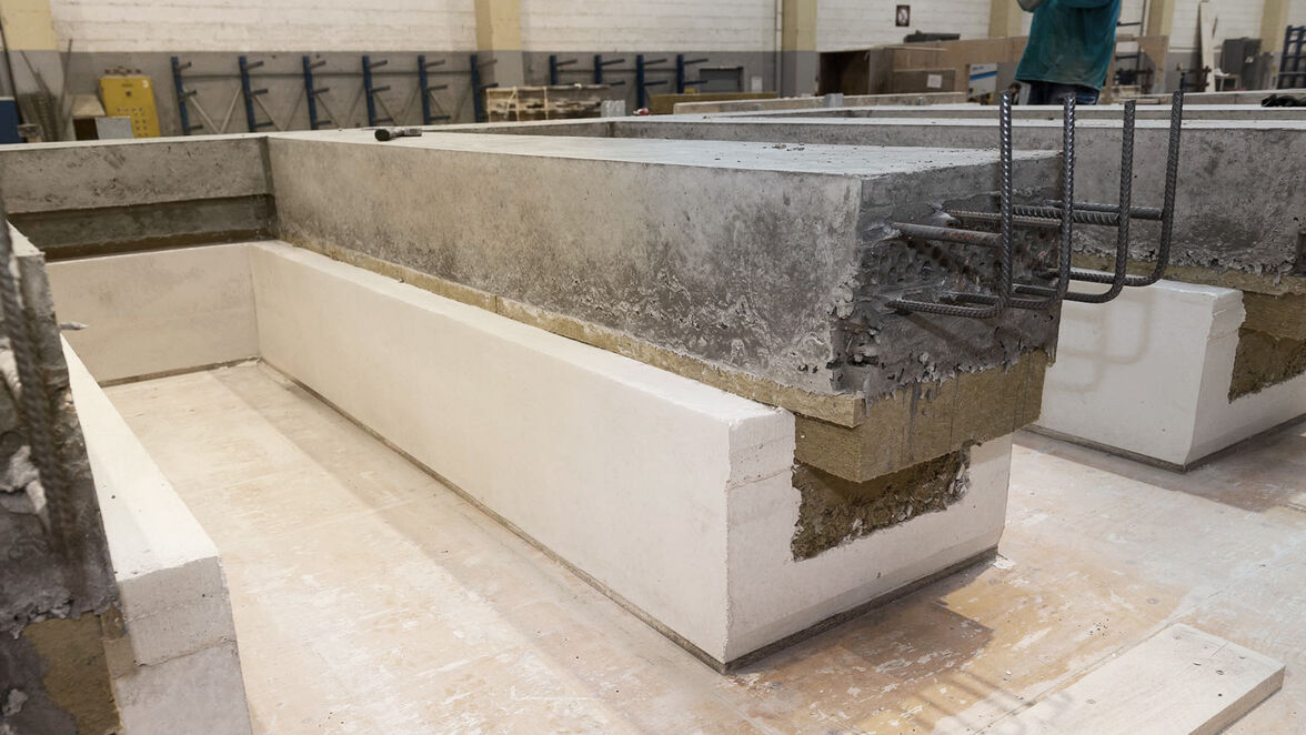 The insulation panels in the concrete sandwich facade are up to 35 centimeters thick.