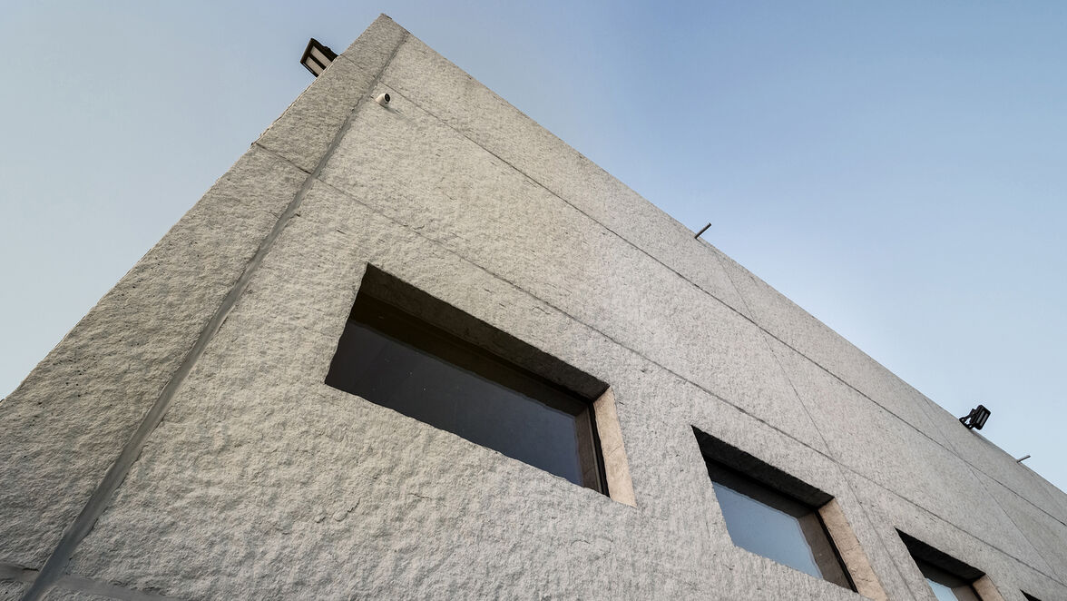 Fassadenelemente mit einer Tragschale aus Beton (15 cm), einer Dämmung aus Expandiertem Polystyrol (12 cm) und der Vorsatzschale (8 cm).