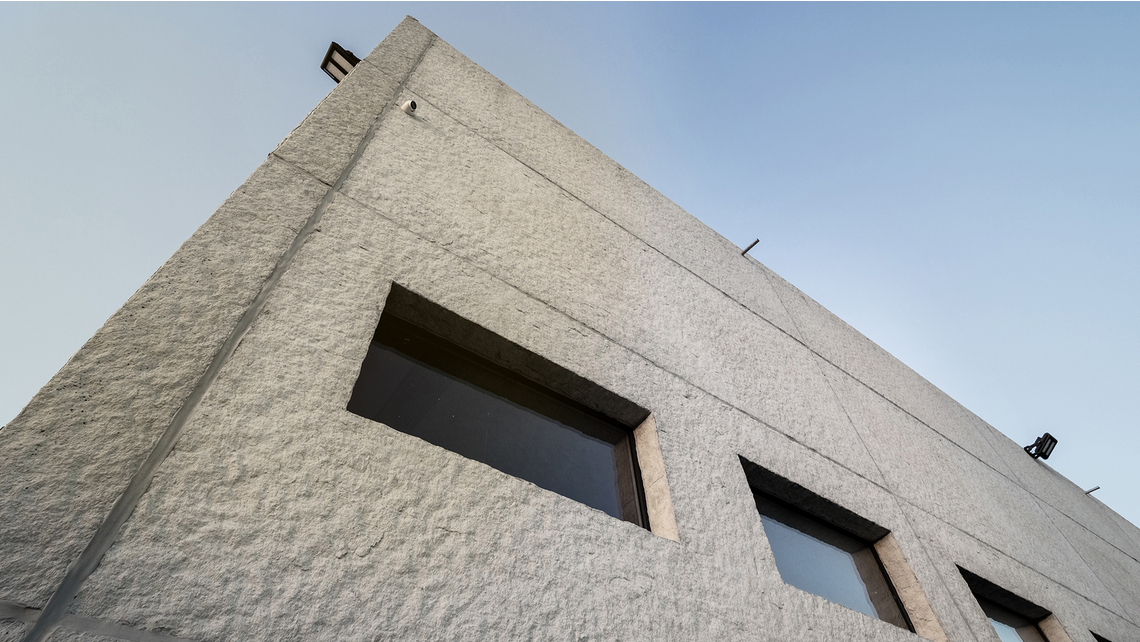 Betoonist kandeelemendi (15 cm), vahtpolüstüroolist soojustuse (12 cm) ja kattematerjaliga (8 cm) fassaadielemendid. Betoonist kandeelemendi (15 cm), vahtpolüstüroolist soojustuse (12 cm) ja kattematerjaliga (8 cm) fassaadielemendid.