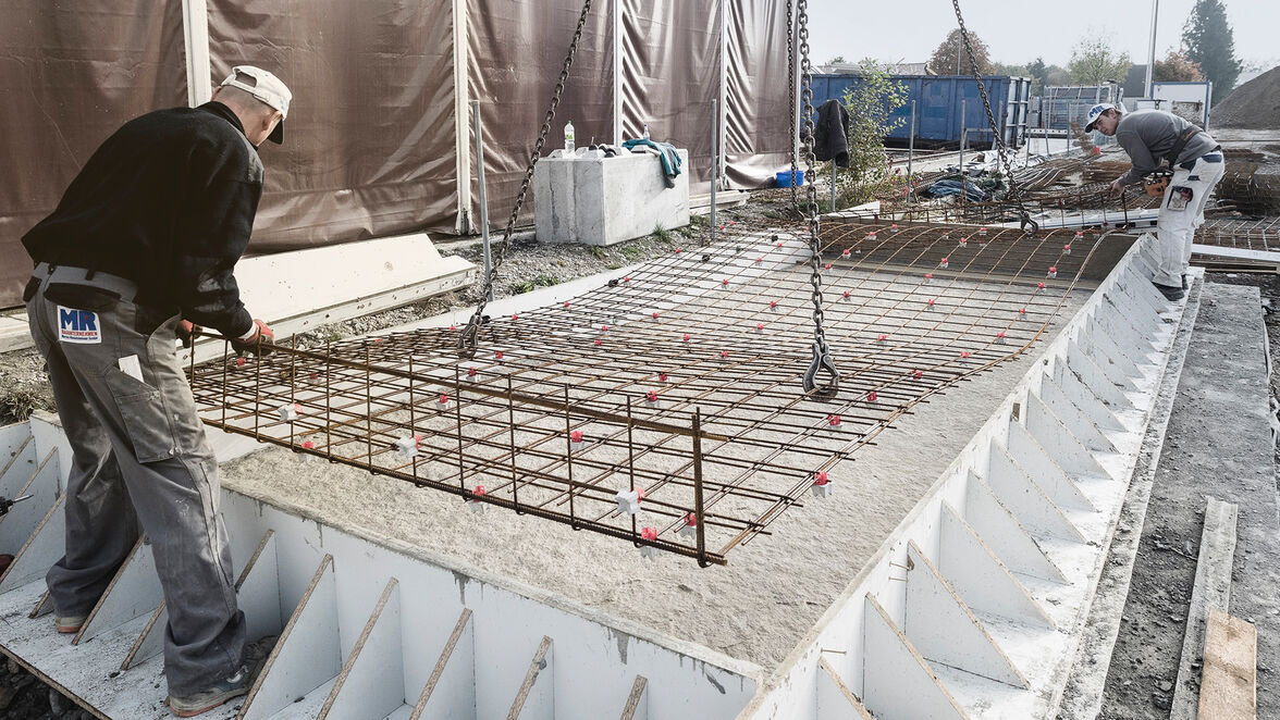 Das Setzen der Bewehrung auf die Vorsatzschale.