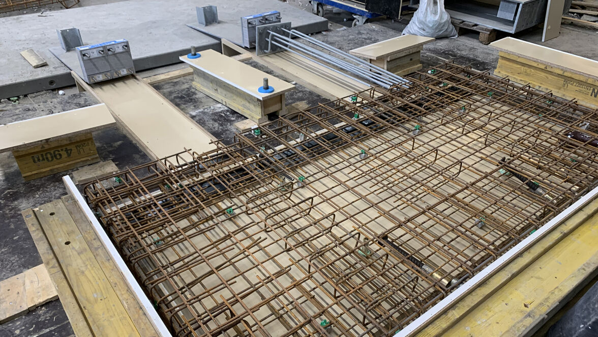  Der Schöck Isokorb T Typ S für die thermische Trennung im Stahlbau wird bereits im Fertigteilwerk eingebaut.