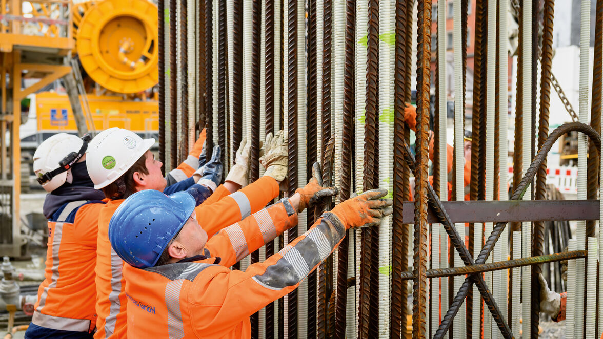 Die Bewehrungskörbe aus Combar® werden mit Körben aus Betonstahl verbunden.