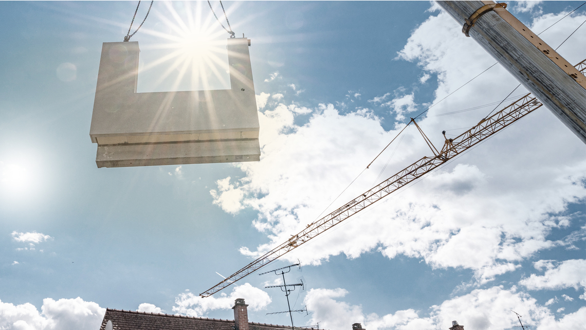 Die Vollfertigteile werden auf die Baustelle geliefert. Die Vollfertigteile werden auf die Baustelle geliefert.