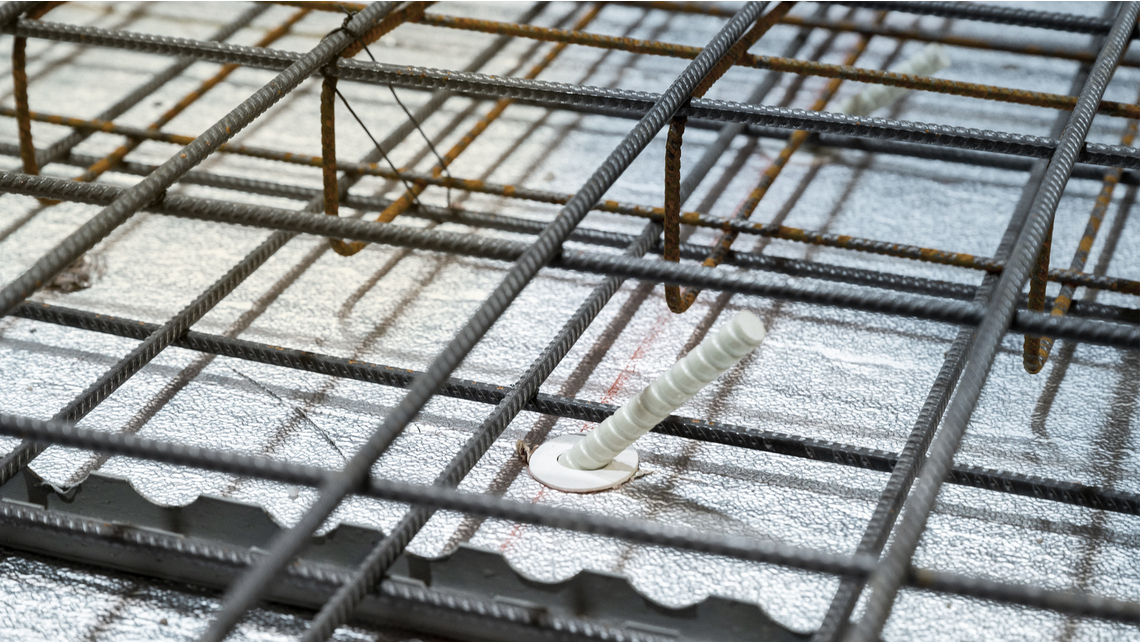 Die Bewehrung für die Tragschale wird installiert. Die Bewehrung für die Tragschale wird installiert.