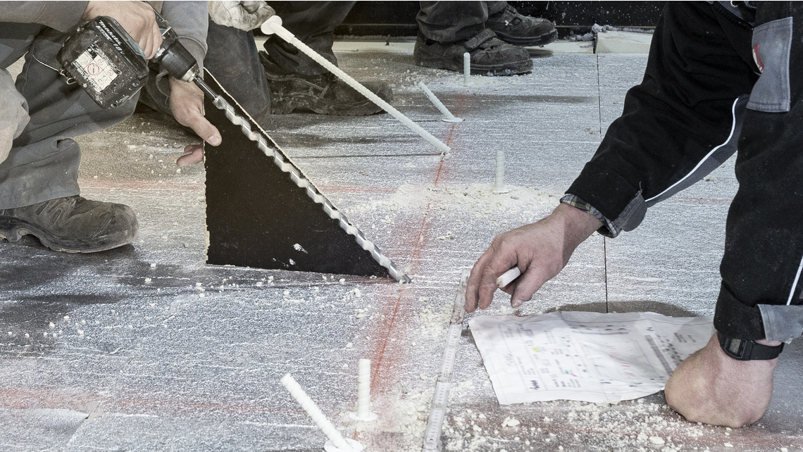 Die Löcher werden in die Dämmung vorgebohrt und die Isolink® Stäbe eingesteckt. Die Löcher werden in die Dämmung vorgebohrt und die Isolink® Stäbe eingesteckt.