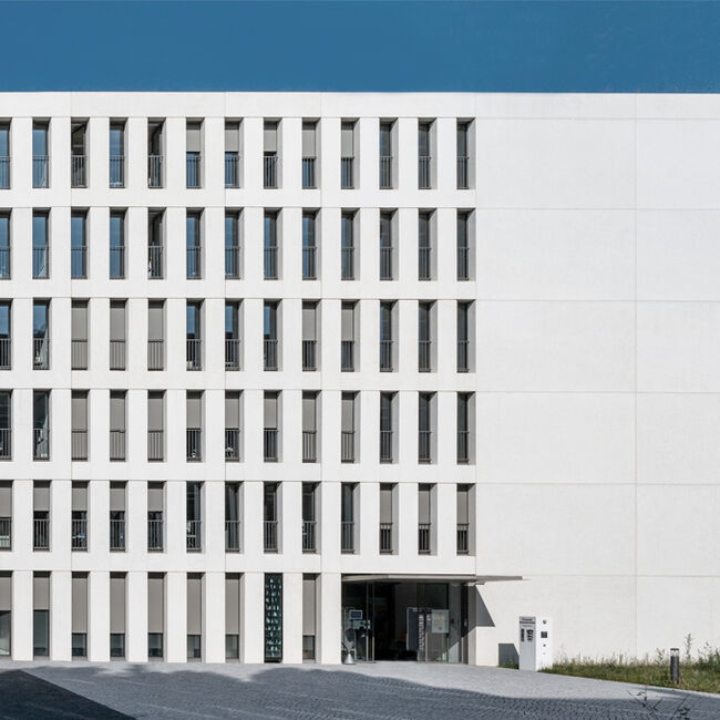 Kvaliteetne ja identse välimusega viimistlemata betoon on Karlsruhe maksuameti uue hoone iseloomulik tunnus.