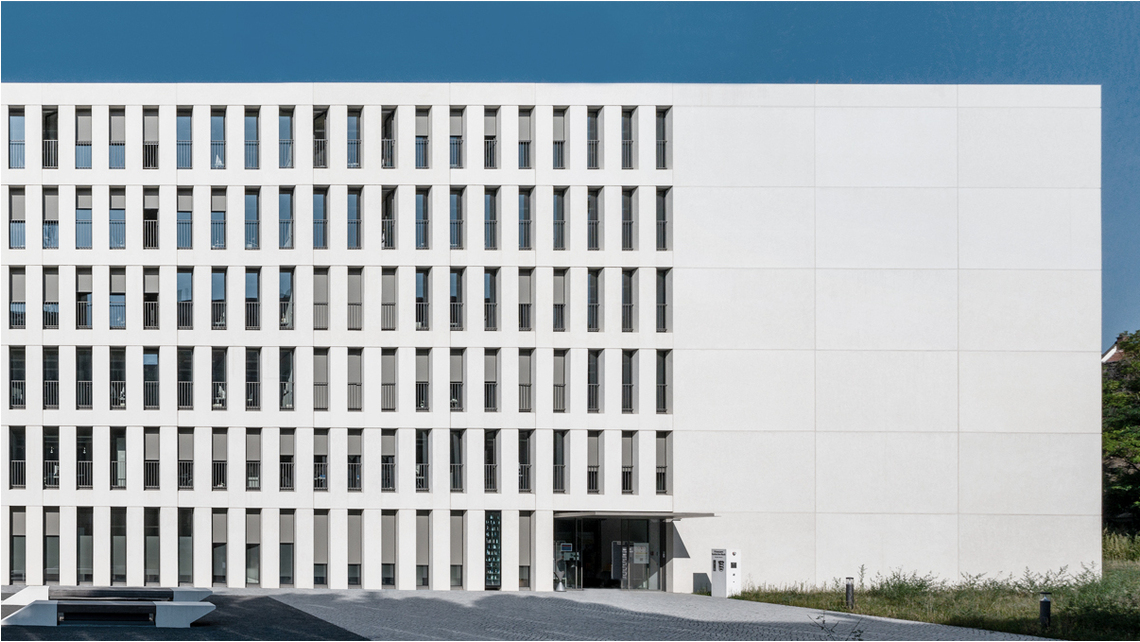 Kvaliteetne ja identse välimusega viimistlemata betoon on Karlsruhe maksuameti uue hoone iseloomulik tunnus. Kvaliteetne ja identse välimusega viimistlemata betoon on Karlsruhe maksuameti uue hoone iseloomulik tunnus.