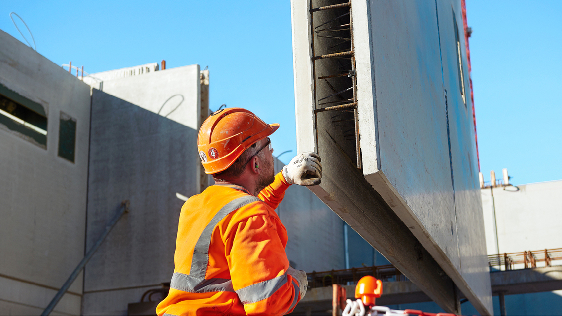 Installation of the cavity walls at the construction site