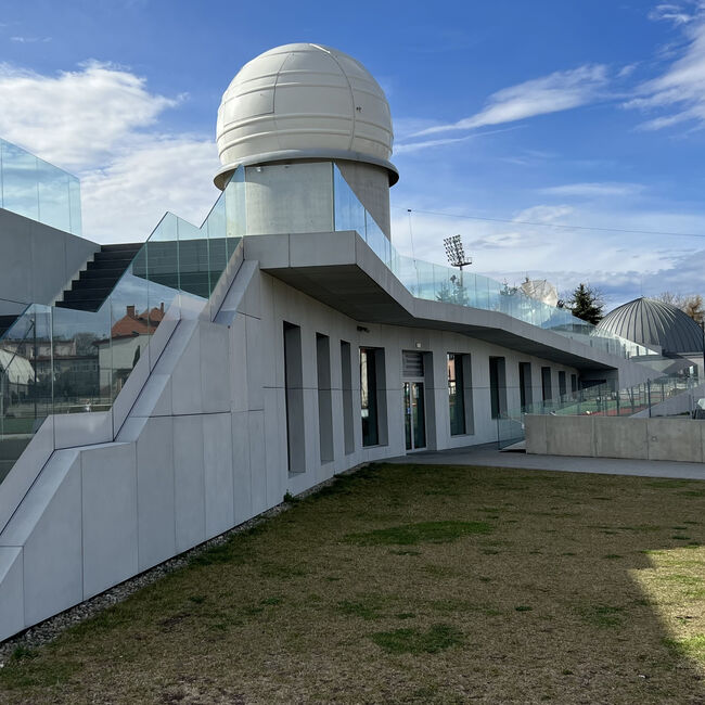 Młodzieżowe Obserwatorium Niepołomice PL Gesamtansicht_34x19cm_RGB_300.jpg