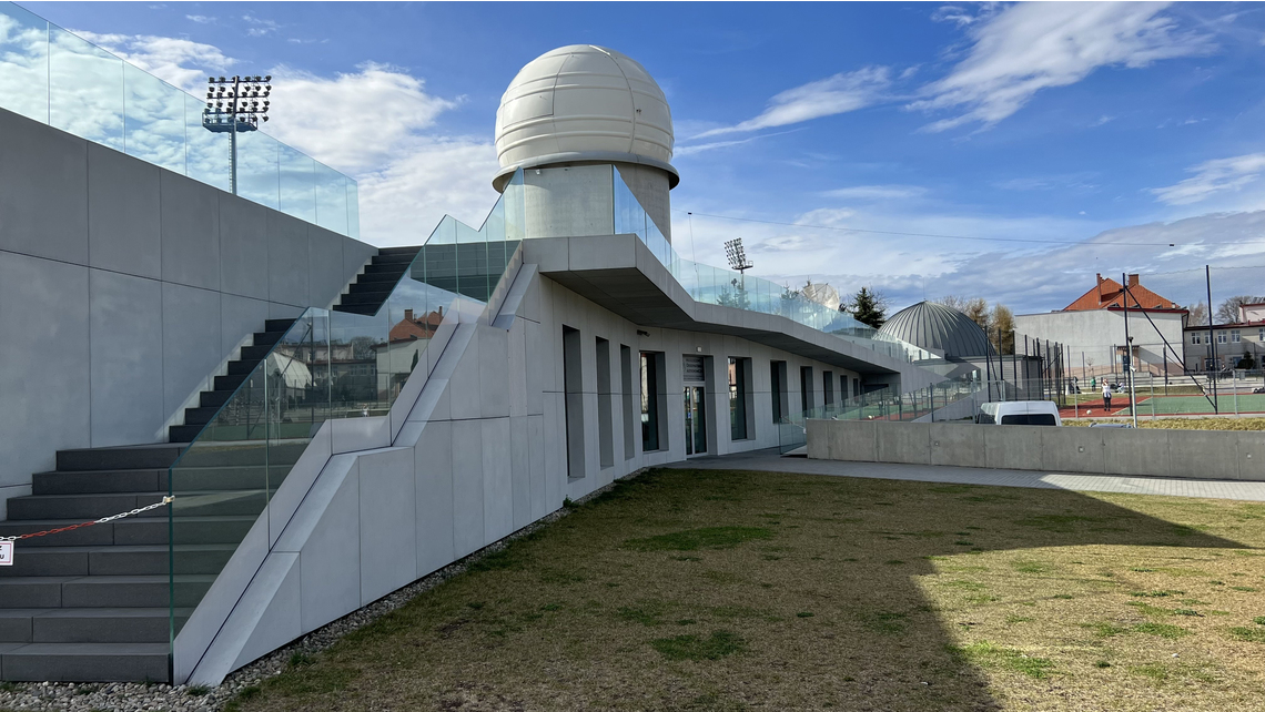 Młodzieżowe Obserwatorium Niepołomice PL Gesamtansicht_34x19cm_RGB_300.jpg Młodzieżowe Obserwatorium Niepołomice PL Gesamtansicht_34x19cm_RGB_300.jpg